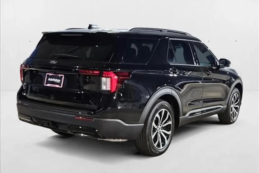 2025 Ford Explorer ST-Line photo 1