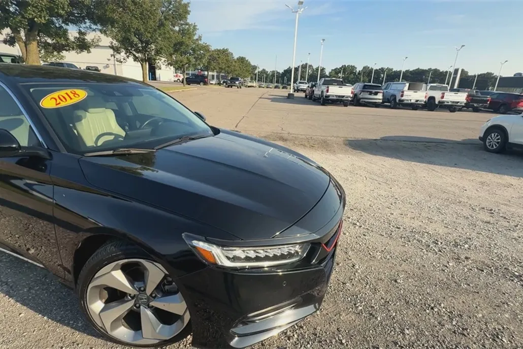 2018 Honda Accord Touring 2.0T photo 1