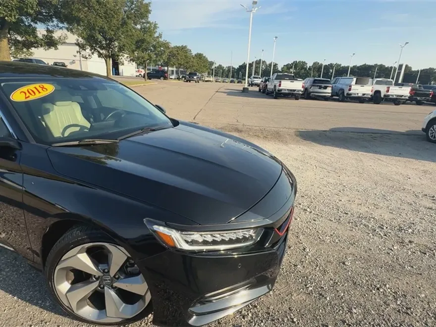 2018 Honda Accord Touring 2.0T photo 1