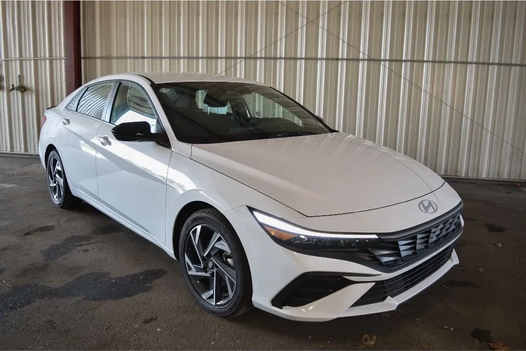 2025 Hyundai Elantra SEL Sport photo 1