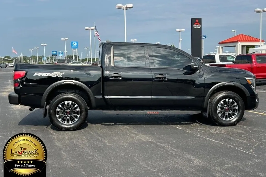 2024 Nissan Titan PRO-4X Crew Cab photo 1