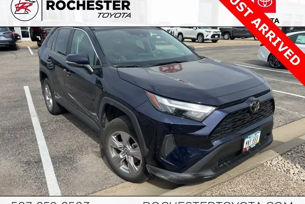 2022 Toyota RAV4 XLE photo 1
