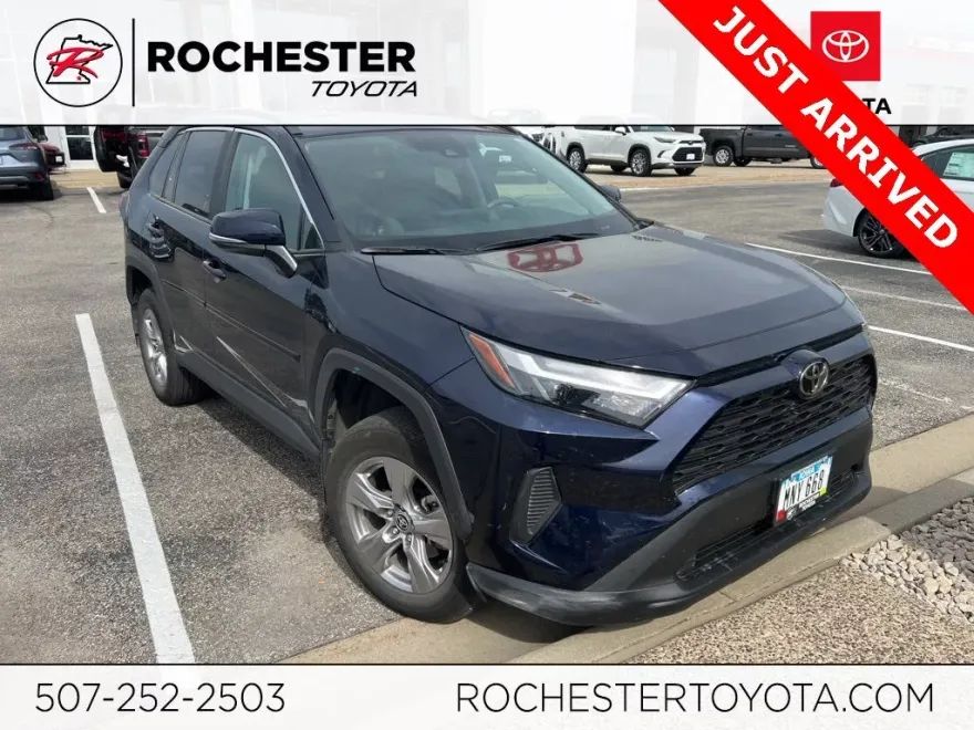 2022 Toyota RAV4 XLE photo 1