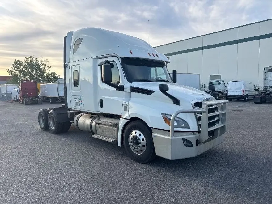 2020 Freightliner Cascadia 126" Sleeper Cab photo 1