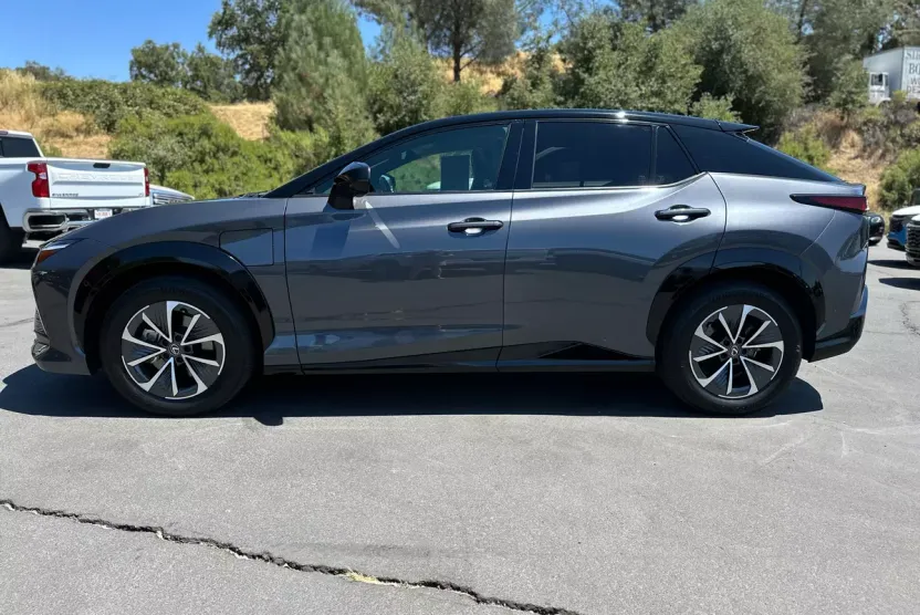 2023 Lexus RZ 450e Premium photo 1