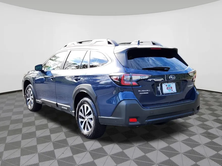 2025 Subaru Outback Premium photo 1