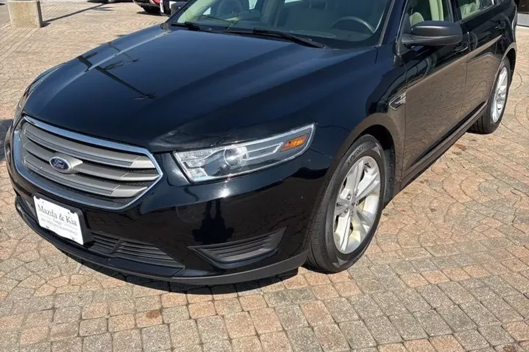 2016 Ford Taurus SE photo 1