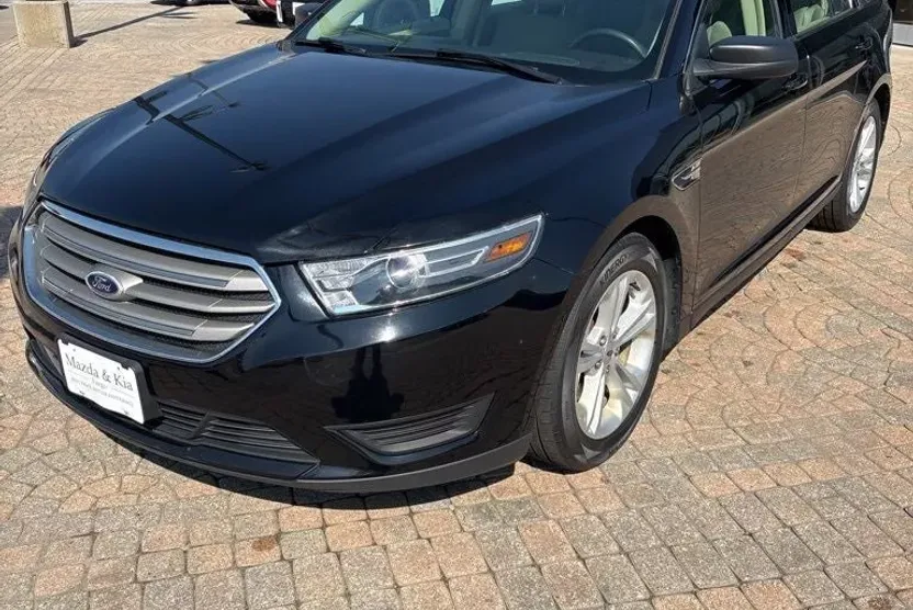 2016 Ford Taurus SE photo 1