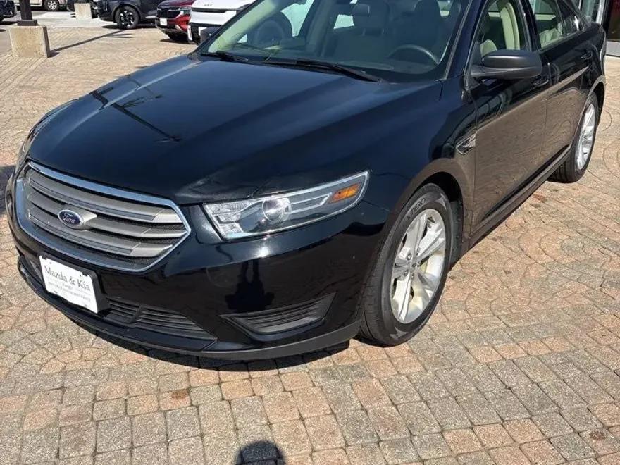 2016 Ford Taurus SE photo 1