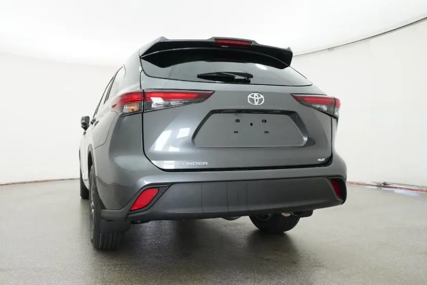 2025 Toyota Highlander XLE photo 1