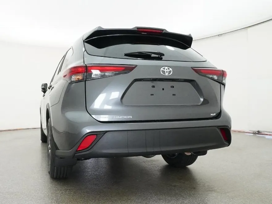 2025 Toyota Highlander XLE photo 1