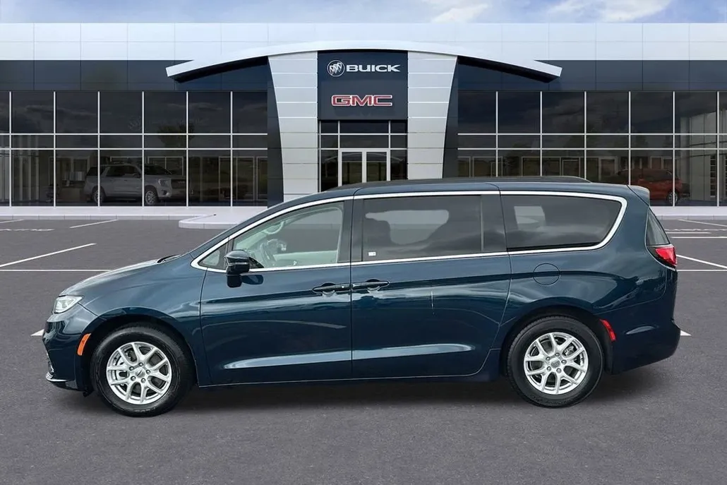 2022 Chrysler Pacifica Touring L photo 1