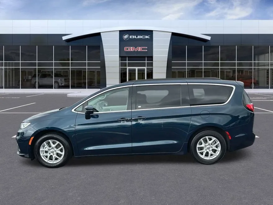 2022 Chrysler Pacifica Touring L photo 1