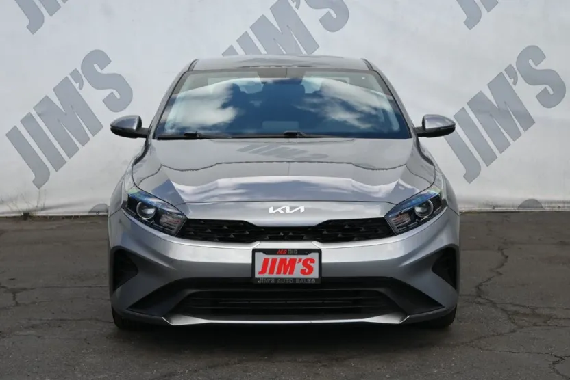 2023 Kia Forte LXS photo 1