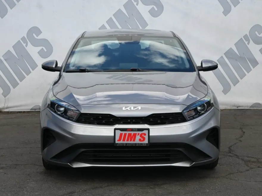 2023 Kia Forte LXS photo 1