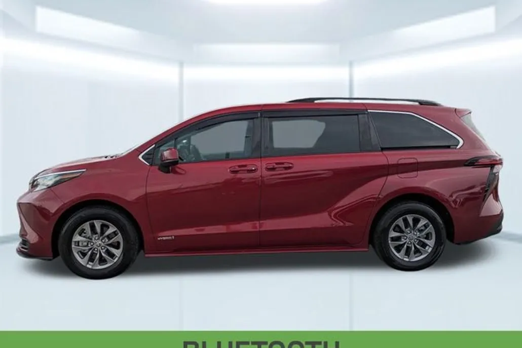 2021 Toyota Sienna LE photo 1