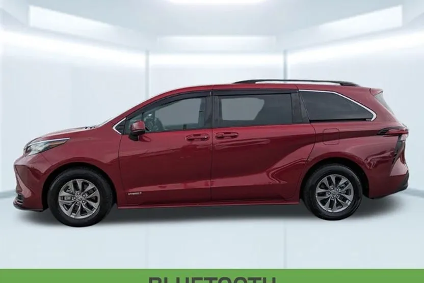 2021 Toyota Sienna LE photo 1