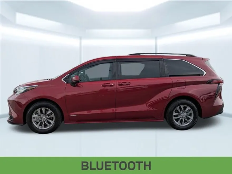 2021 Toyota Sienna LE photo 1