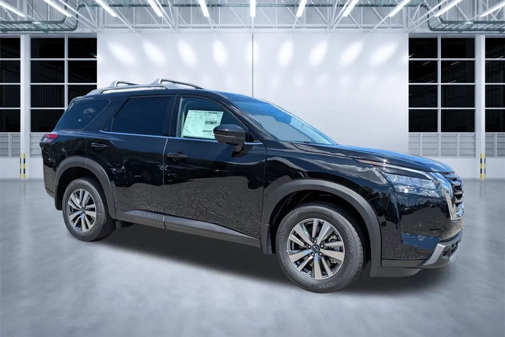 2025 Nissan Pathfinder SL photo 1