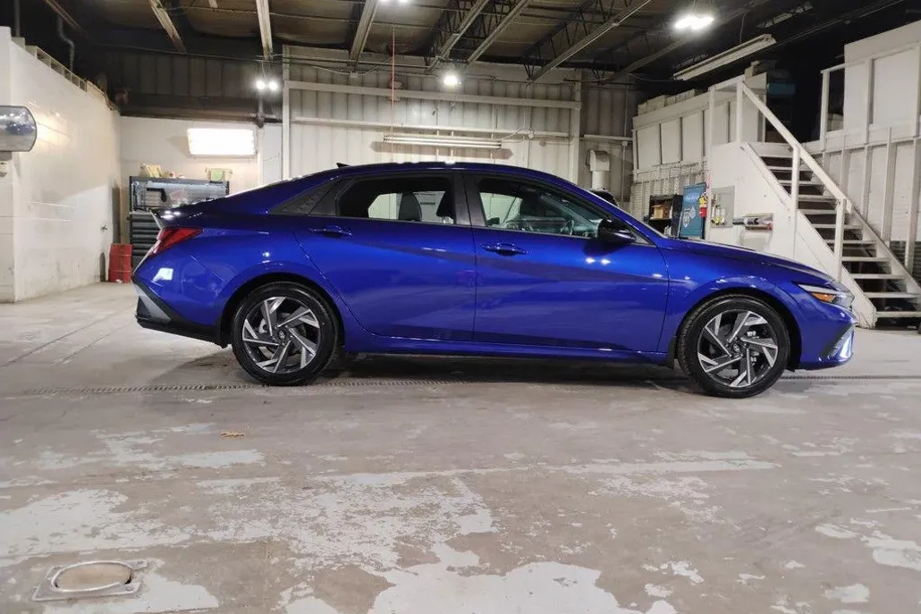 2025 Hyundai Elantra SEL Sport photo 1