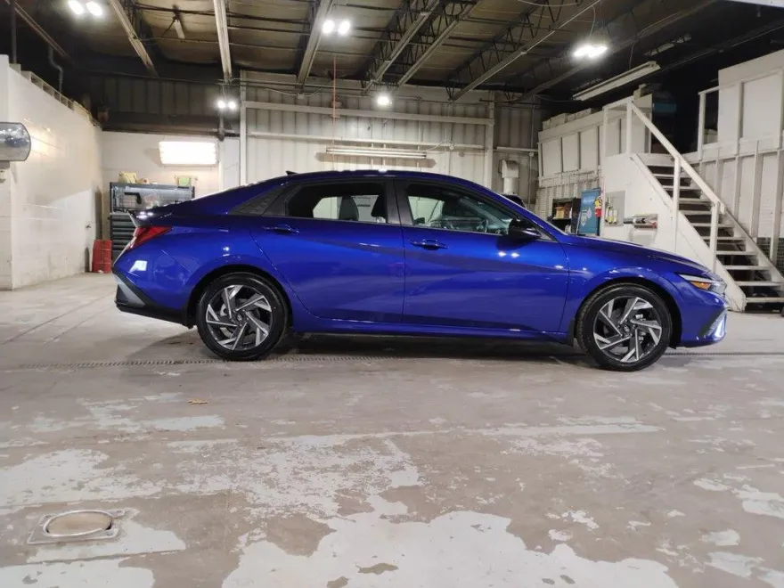 2025 Hyundai Elantra SEL Sport photo 1