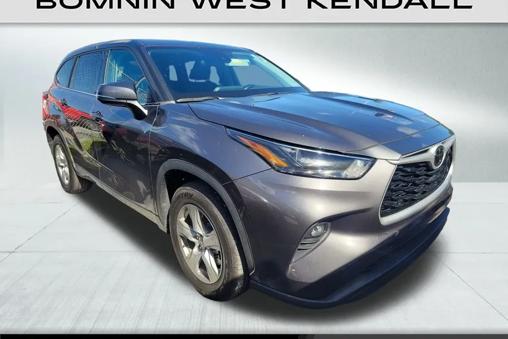 2022 Toyota Highlander LE photo 1
