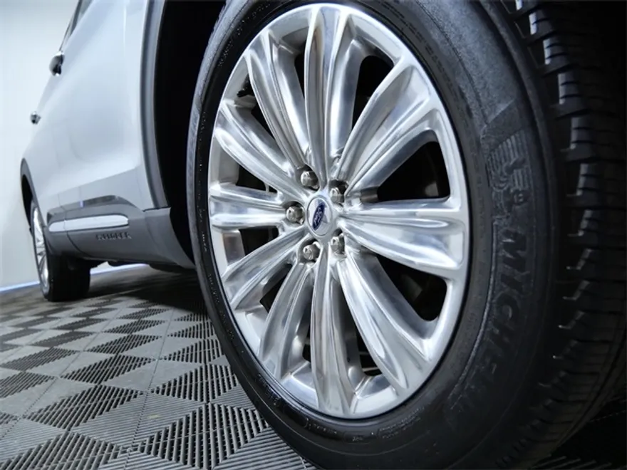 2023 Ford Explorer Limited photo 1