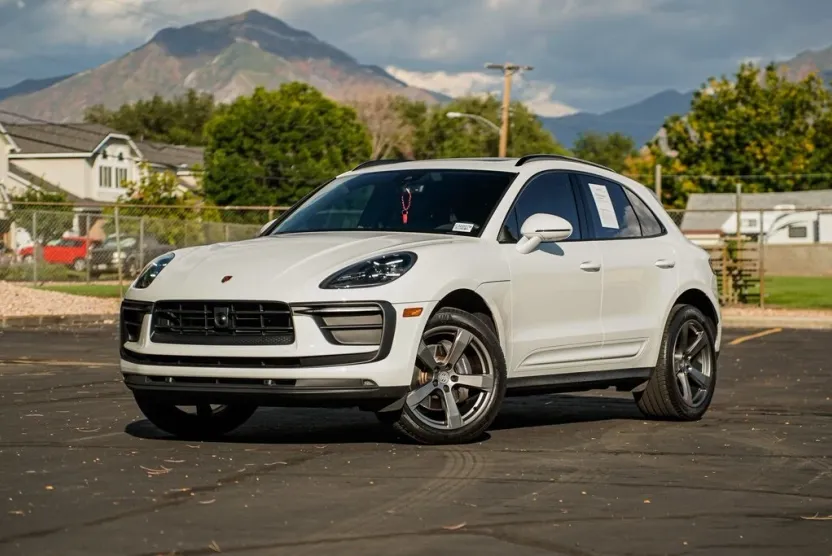 2023 Porsche Macan T photo 1