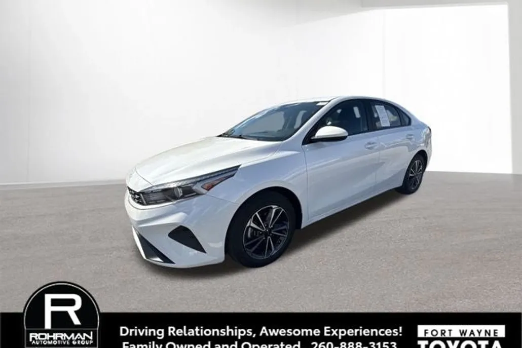 2023 Kia Forte LXS photo 1