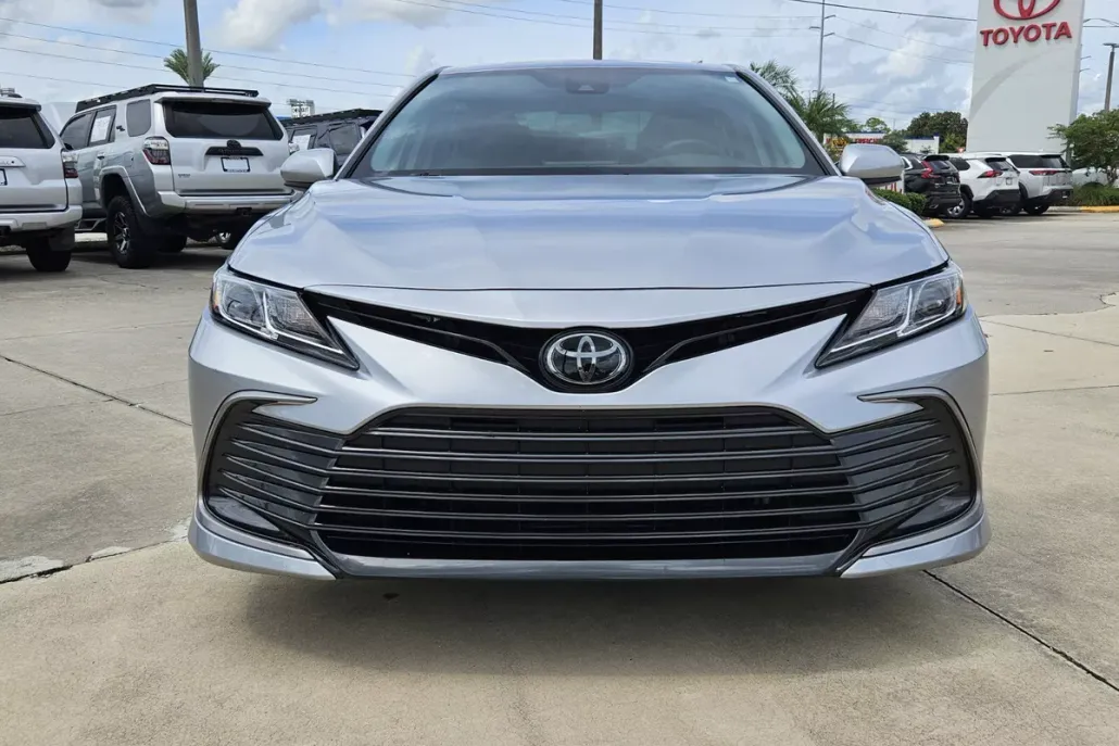 2023 Toyota Camry LE photo 1
