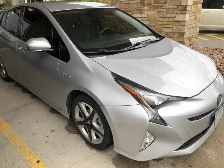 2018 Toyota Prius Three photo 1