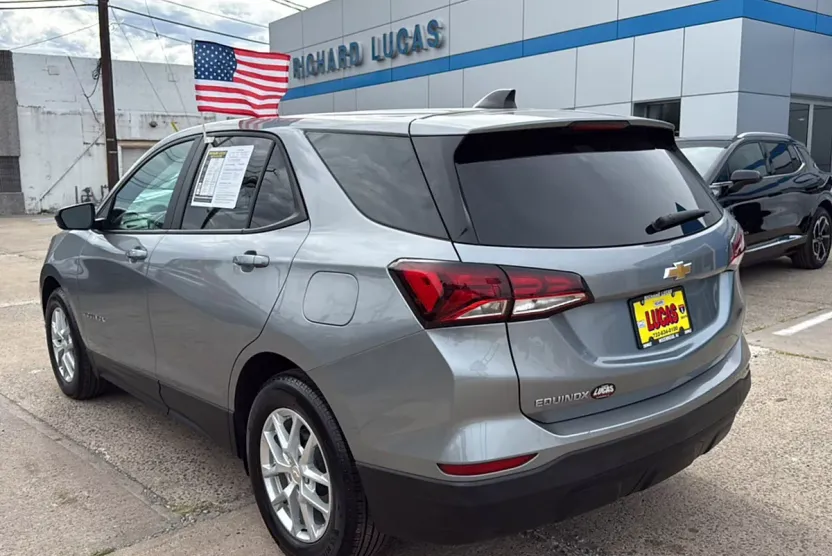 2024 Chevrolet Equinox LS photo 1