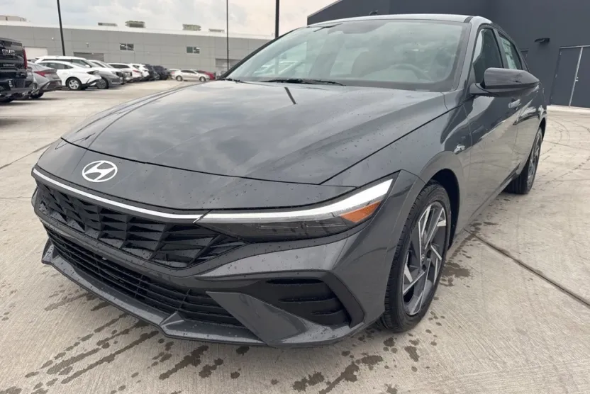 2025 Hyundai Elantra SEL Sport photo 1
