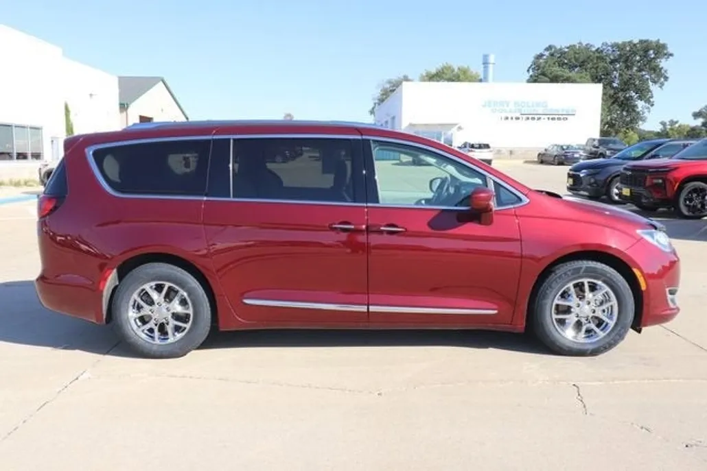 2020 Chrysler Pacifica Touring L photo 1