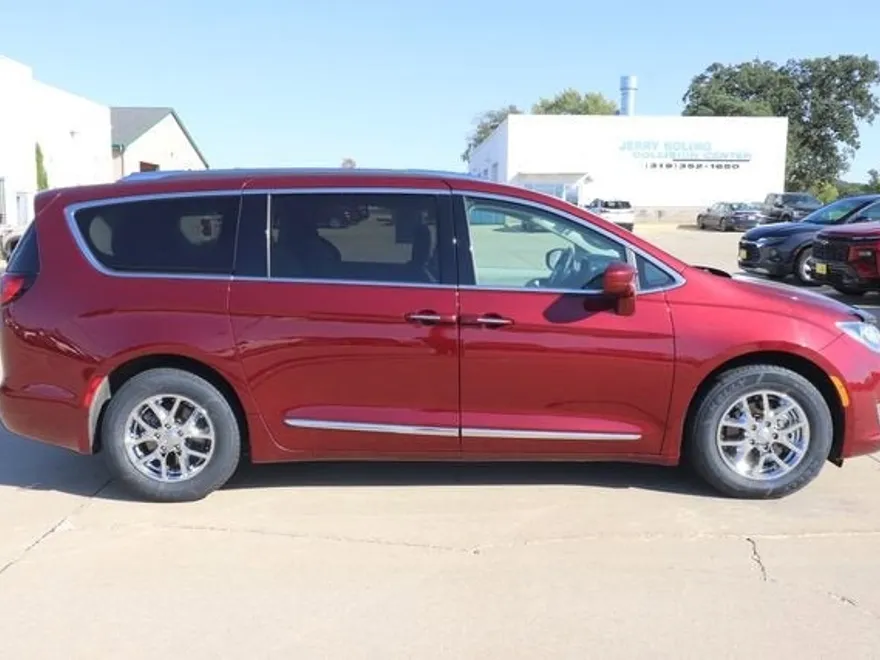 2020 Chrysler Pacifica Touring L photo 1