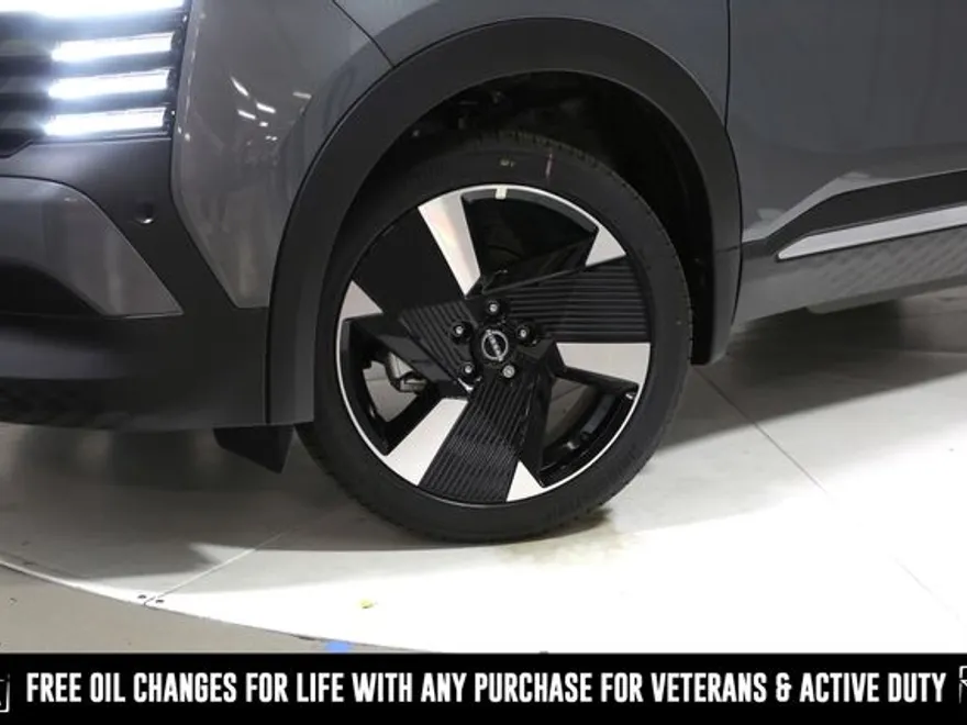 2025 Nissan Kicks SR photo 1
