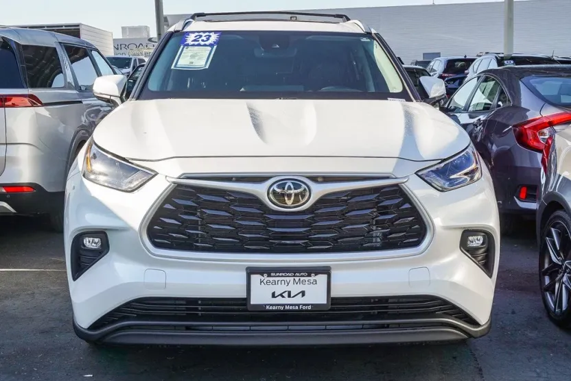 2023 Toyota Highlander XLE photo 1