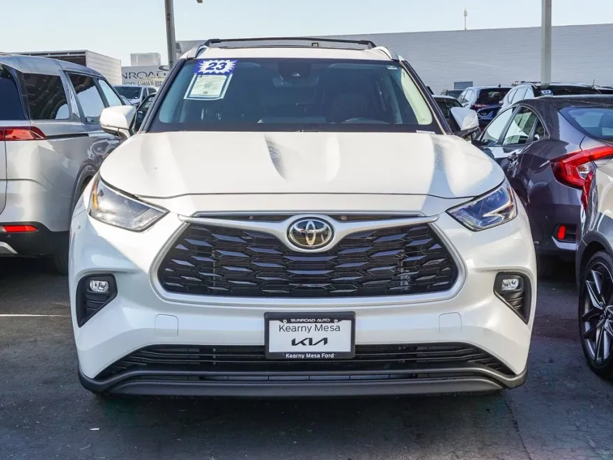 2023 Toyota Highlander XLE photo 1