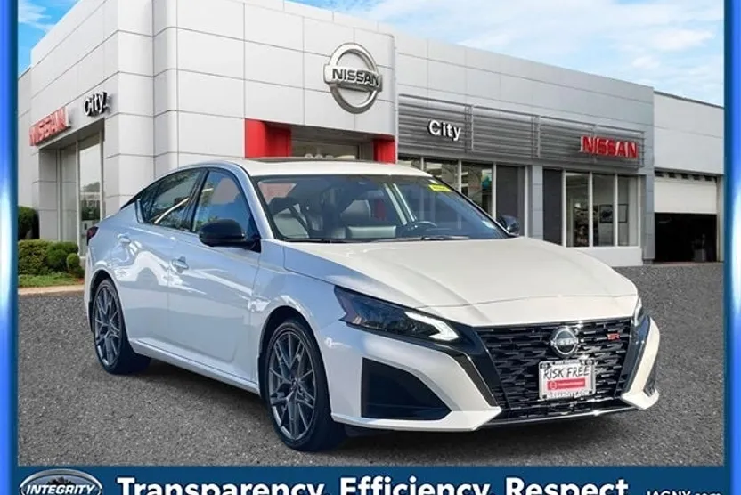 2024 Nissan Altima SR photo 1
