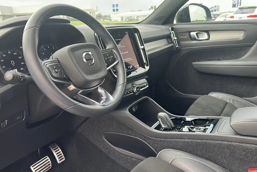 2022 Volvo XC40 T5 R-Design photo 1