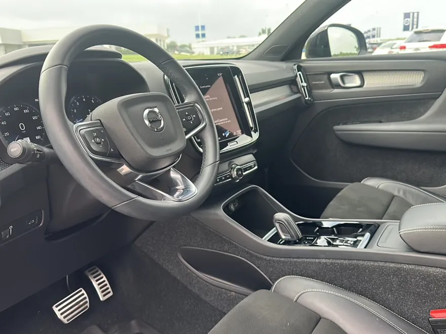 2022 Volvo XC40 T5 R-Design photo 1