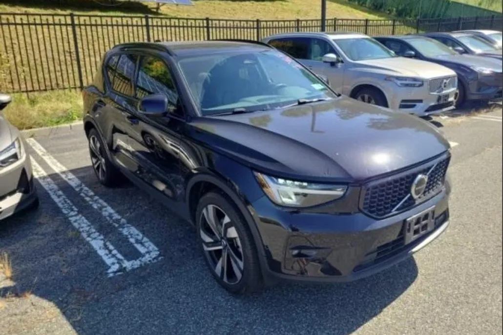 2024 Volvo XC40 Plus photo 1