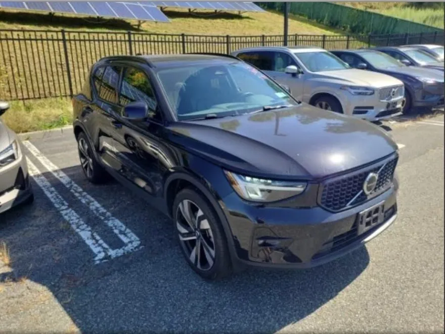 2024 Volvo XC40 Plus photo 1