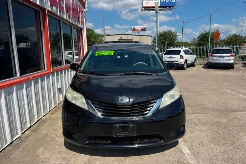 2014 Toyota Sienna LE photo 1