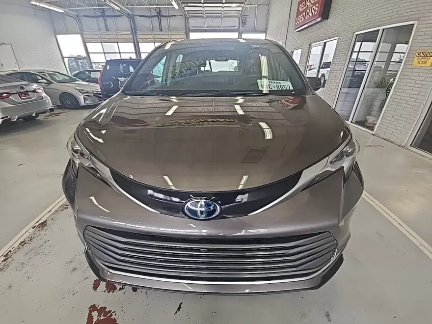 2021 Toyota Sienna Platinum photo 1