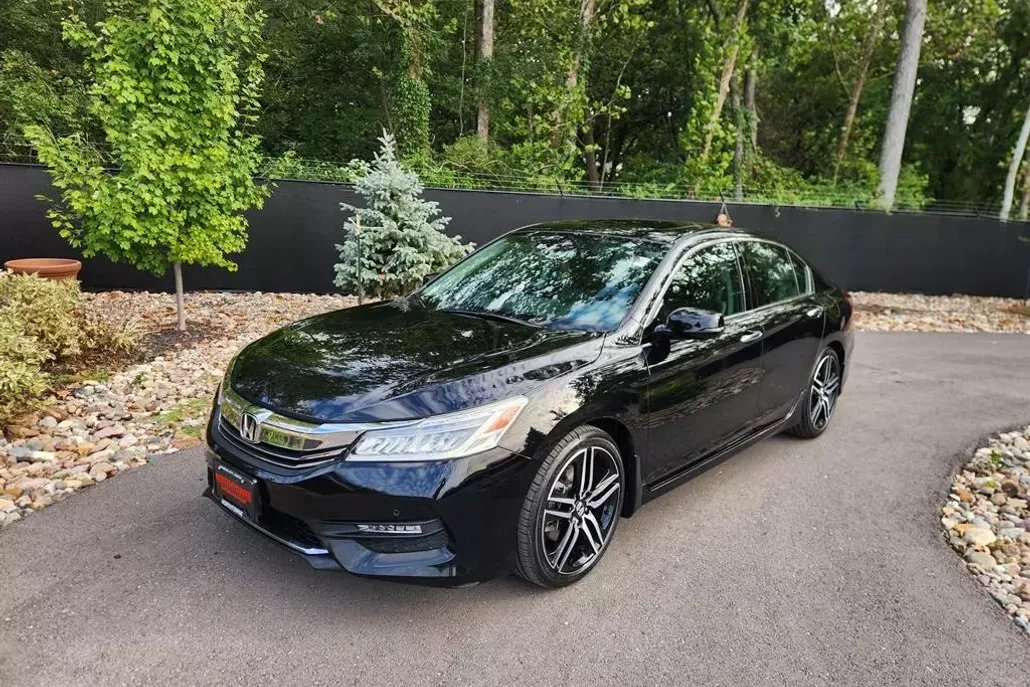 2016 Honda Accord Touring photo 1