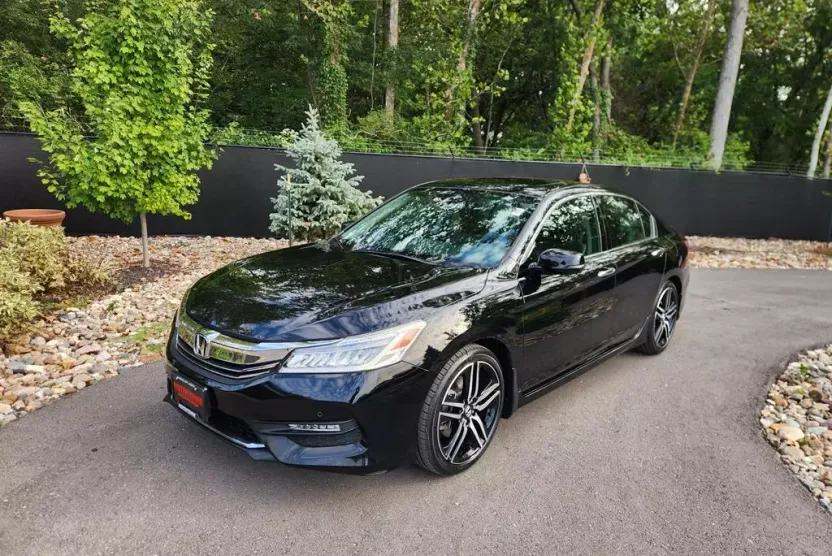 2016 Honda Accord Touring photo 1