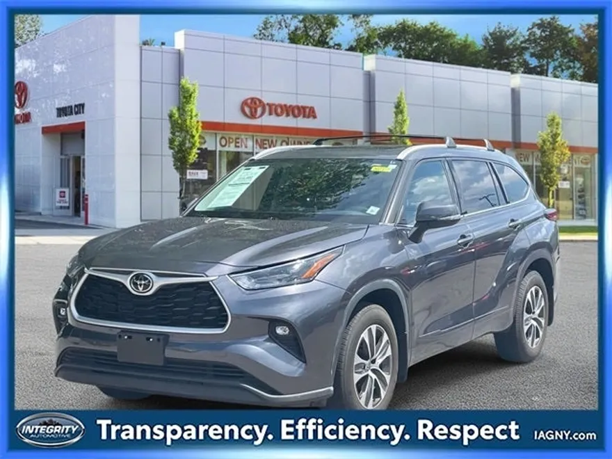 2022 Toyota Highlander XLE photo 1