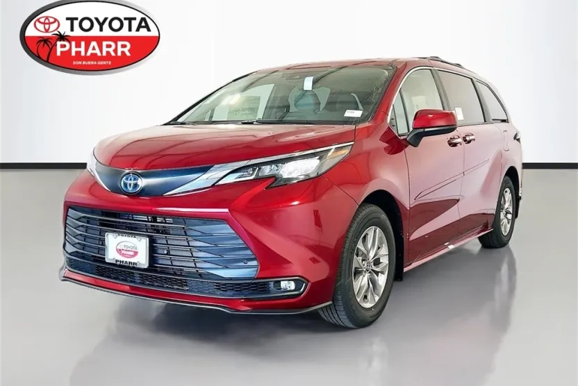2025 Toyota Sienna XLE photo 1
