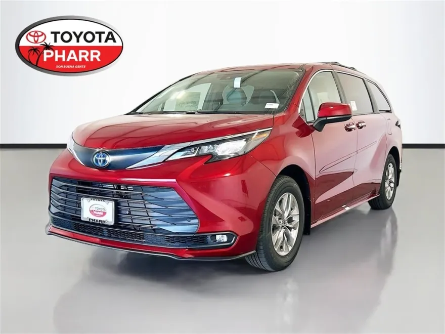 2025 Toyota Sienna XLE photo 1